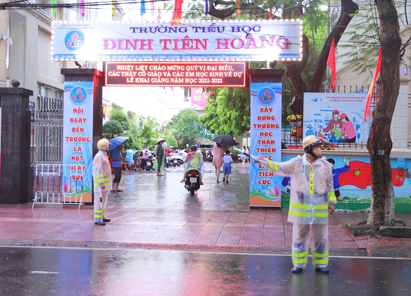 Cảnh sát giao thông trật tự (CAQ Hồng Bàng) điều tiết giao thông trong mưa lụt, phục vụ lễ khai giảng năm học 2021 – 2022